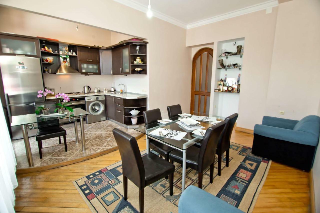 Apartment on Gorgiladze 25 Batoemi Buitenkant foto